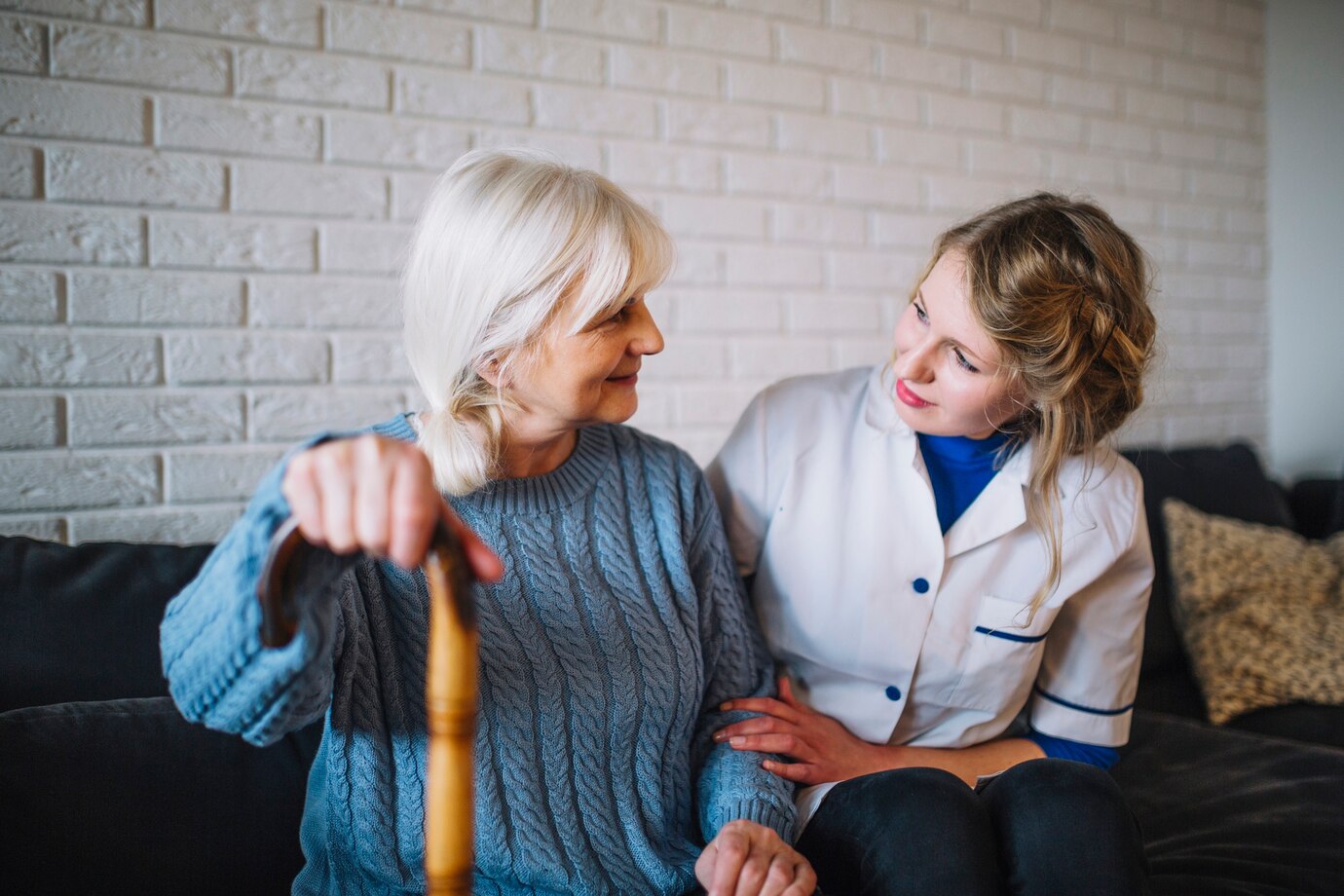 retirement-home-concept-with-nurse_23-2147788025